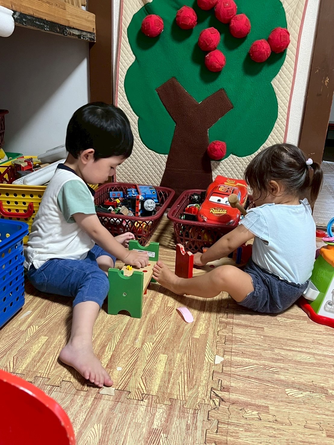 室内でおもちゃ遊びを楽しむ園児たち